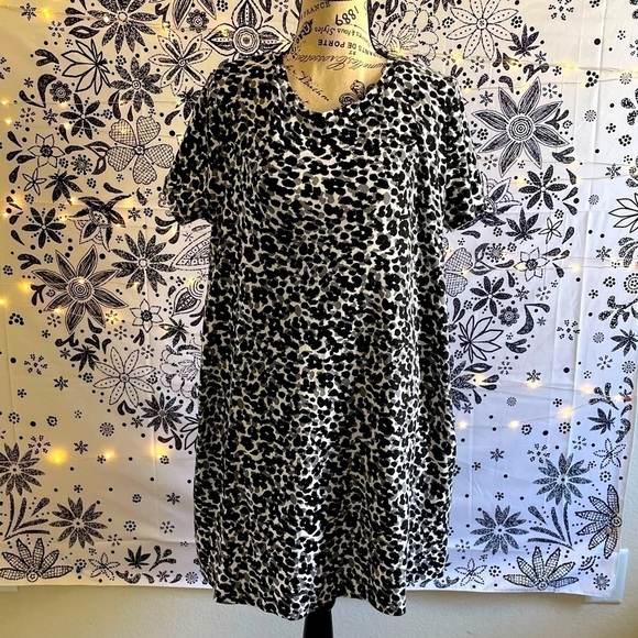 Black, white and grey cheetah print stretch short sleeve dress - Picture 1 of 5